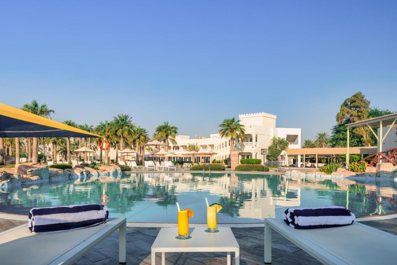 Sealine Beach, A Murwab Resort Mesaieed Exterior foto The pool at the resort